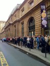 10h30. Deux heures après l’ouverture de la boutique, vous êtes encore nombreux à patienter rue Guénégaud. N’oubliez pas, la boutique reste exceptionnellement ouverte ce soir jusqu’à minuit.