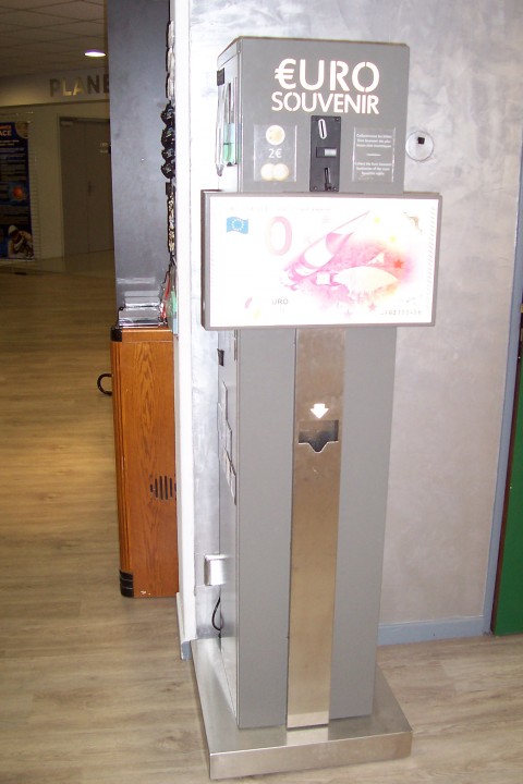 103_3941.JPG (442.28 Kio) Consulté 41245 fois distributeur de la Coupole